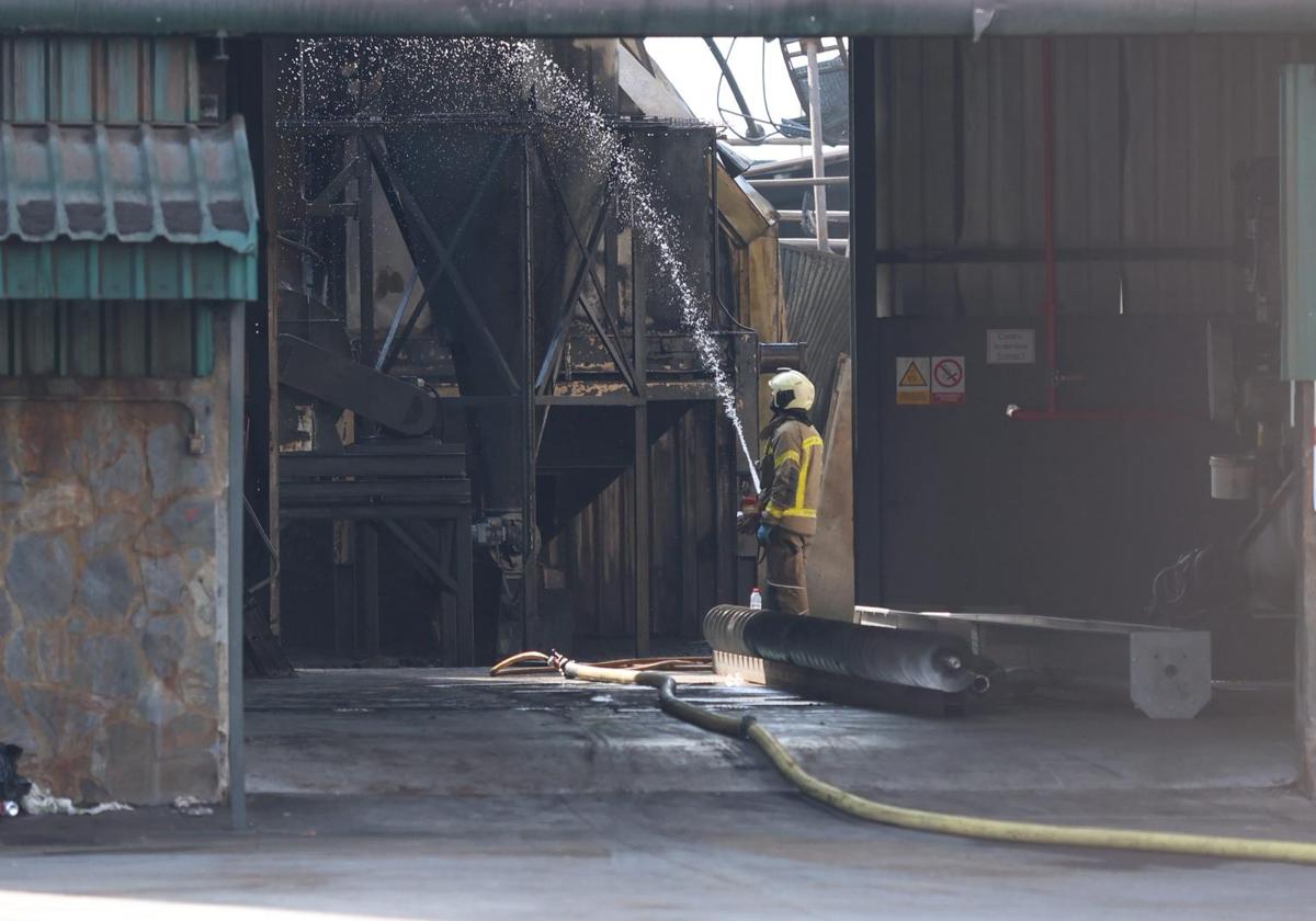 Mueren atrapados dos trabajadores en el incendio de una fábrica de aceite en Pinos Puente